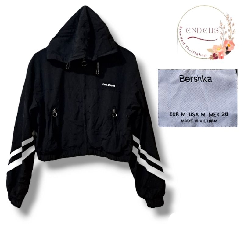 JAKET CROP CEWEK BERSHKA SIZE M WARNA HITAM