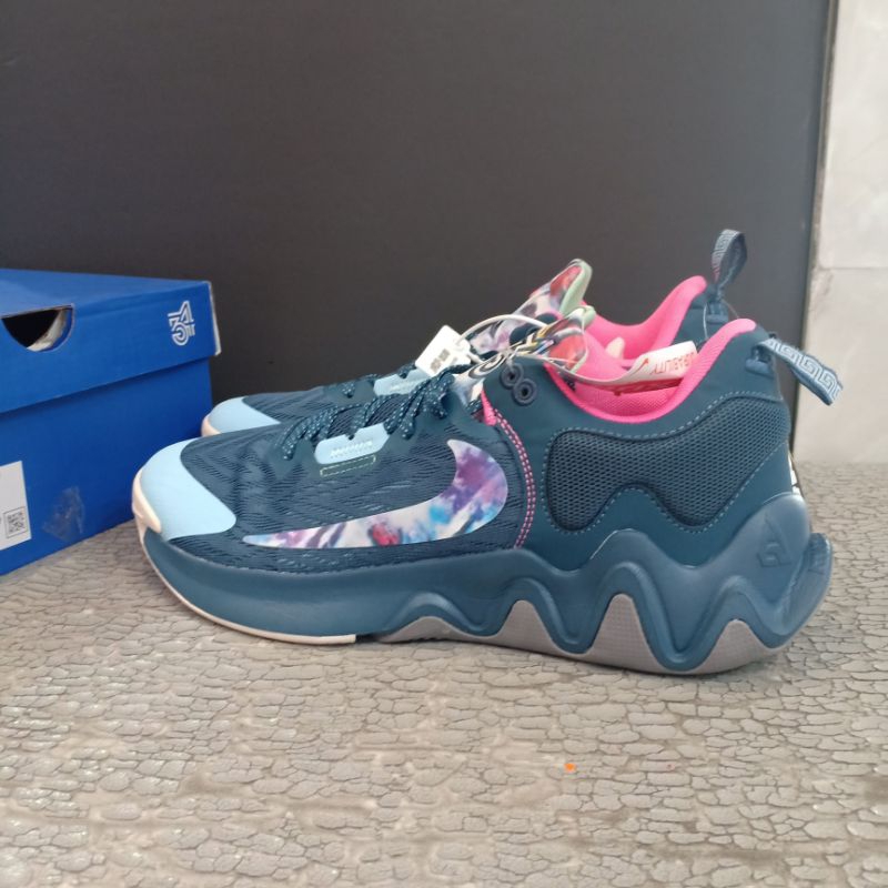 SEPATU BASKET LOW GIANNIS IMMORTALITY 2 FLORAL