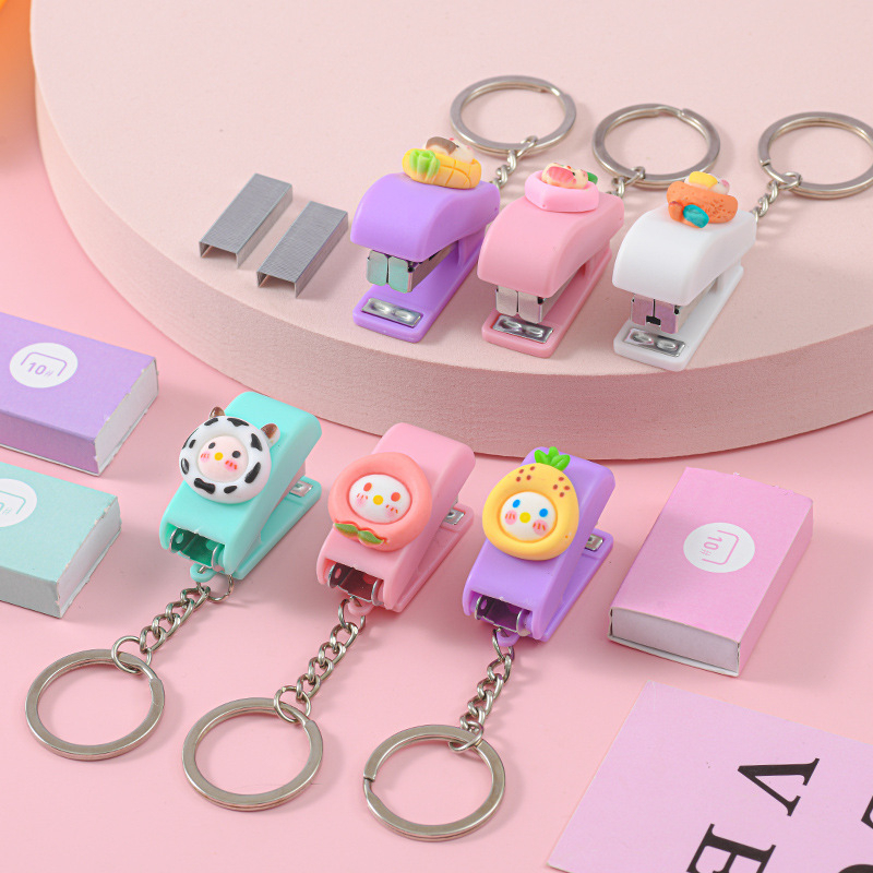 

Stapler Mini Karakter - Gantungan Kunci - Hiasan Gantung Tas Steples Staples Cekrekan Penjilid Buku Bungkus Makanan / Staples Keychain Mini Character Alat Perlengkapan Alat Tulis Sekolah Kantor Motif Unik Lucu Untuk Souvenir Pernikahan