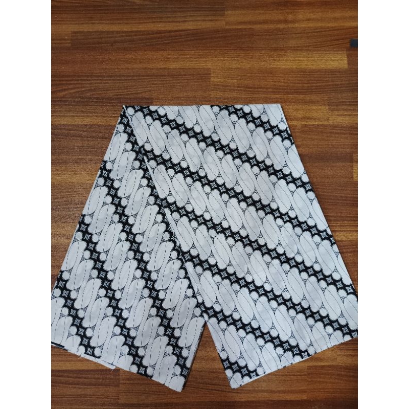 Bahan jarik batik dengan motif lereng sedang warna hitam putih jogjaan