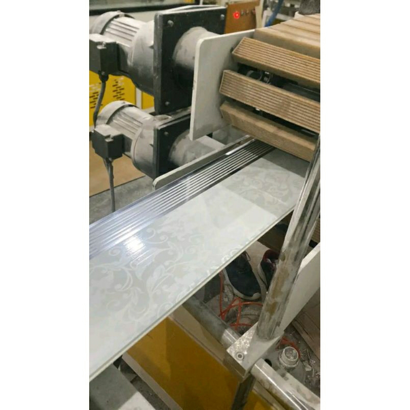 plafon pvc ukuran panjang 100 cm warna putih bunga