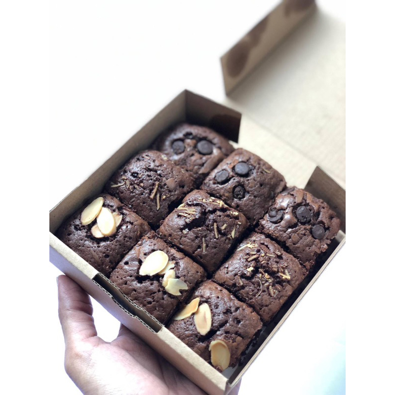 

Fudgy Brownies Sekat (9pcs) | HulwaBakery