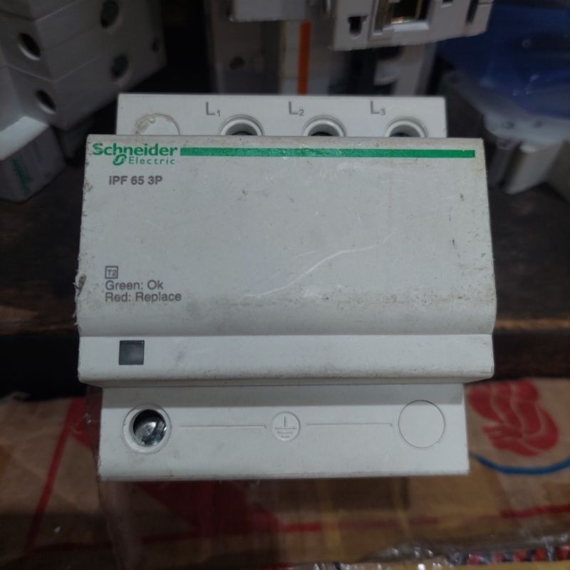 surge arrester schneider ipf 65ka 3p+n (bekas)