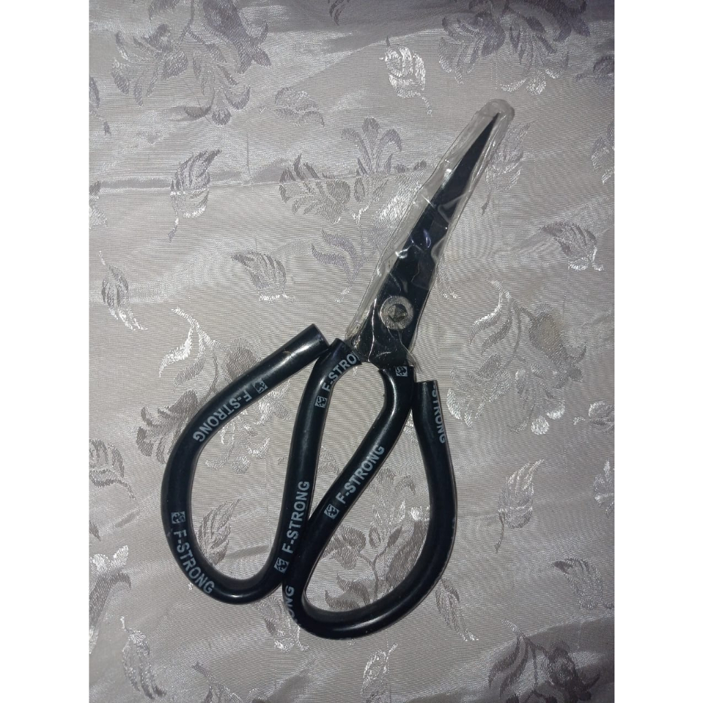 

GUNTING KAIN F STRONG (BENGOK)