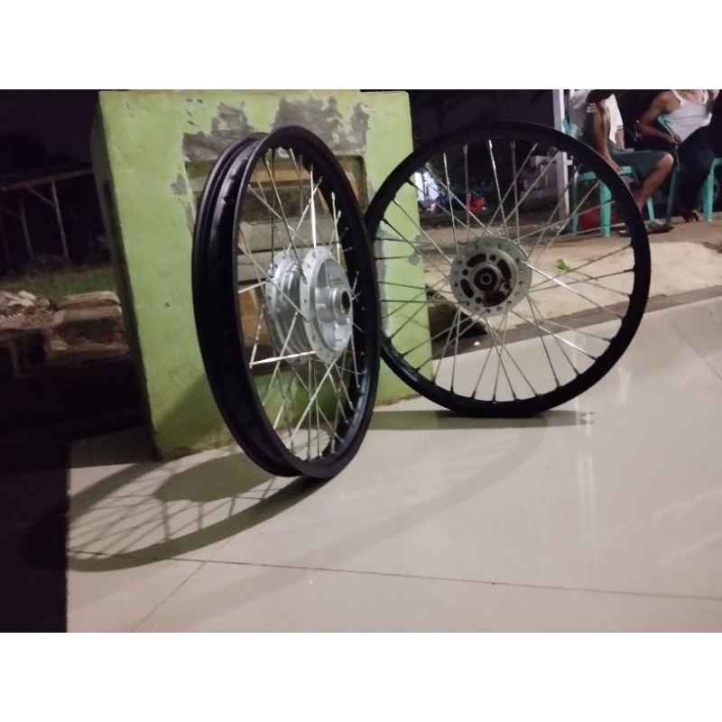 VELG SUZUKI SMASAH LAMA ORI HITAM /SMASAH NEW/SHOGUN 125