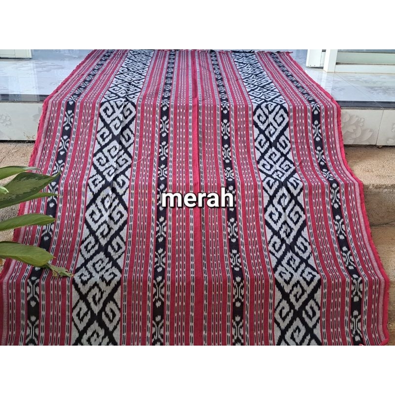 kain tenun merah