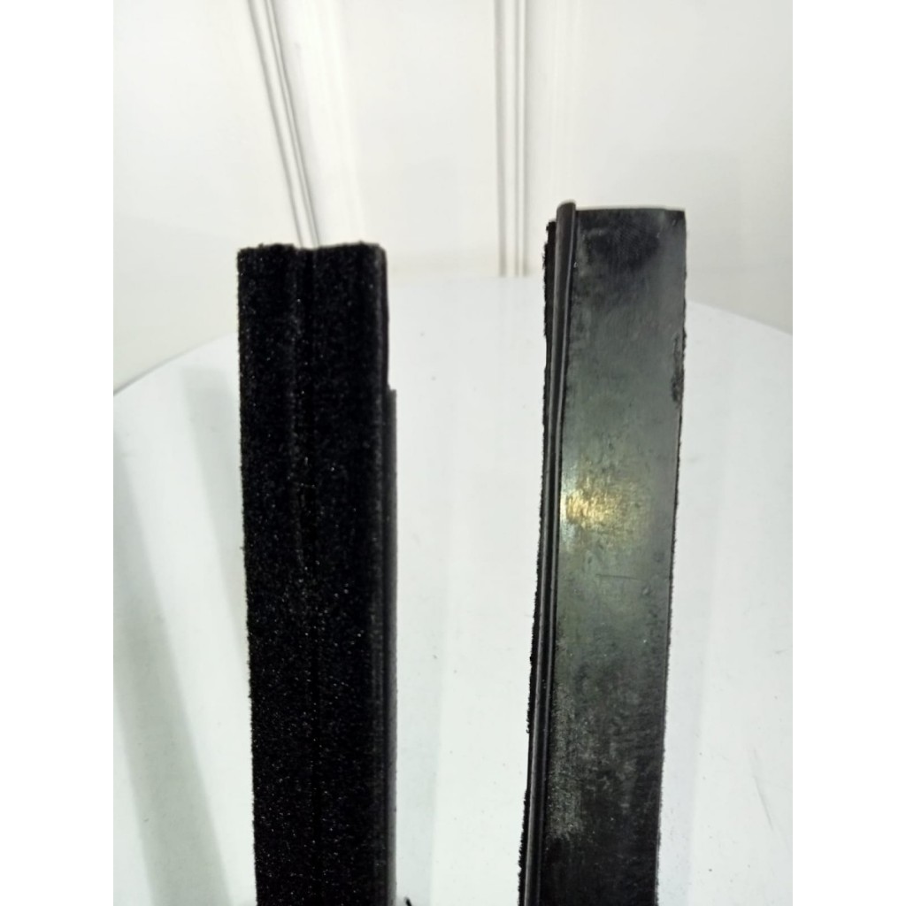 Pelipit Kaca Dalam Pintu Depan Kiri Mobil Nissan Terrano