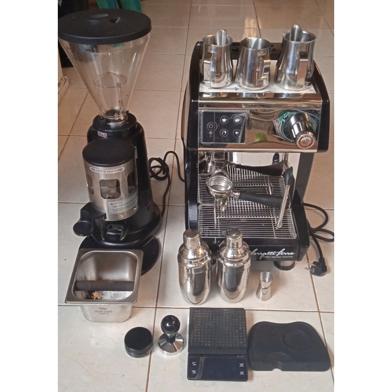 Ferrati FCM3200D Mesin Espresso Ferro - Hitam Merah