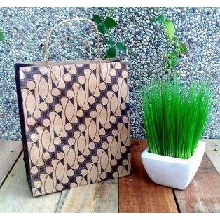 

Paperbag Motif Batik / Tas Souvenir Batik (Ukuran Kecil) Lebar 19 x Tinggi 22 x Tebal 8 cm untuk hajatan dan souvenir, kresek donat / tas plastik, paper bag, Bingkisan / Souvenir untuk pernikahan, Tasyakuran / Pengajian / Hampers