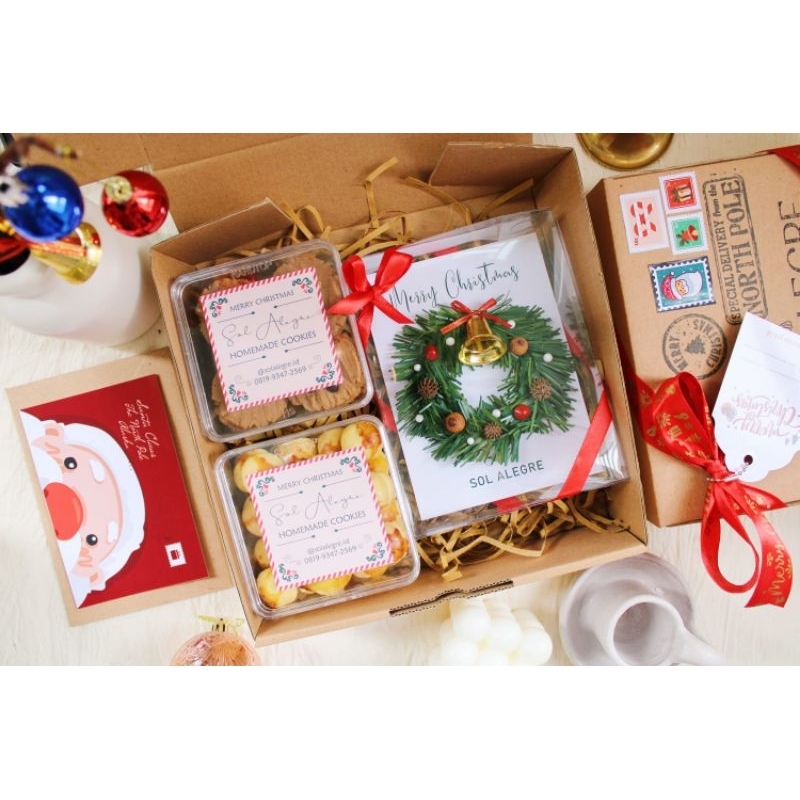 

Wreath Christmas Hampers / Hampers Natal / Parcel Natal / Parsel Natal / Christmas Hampers / Kado Natal / Bingkisan Natal / Kue Kering / Hadiah Natal / Kue Kering Natal / Hampers Kue Kering