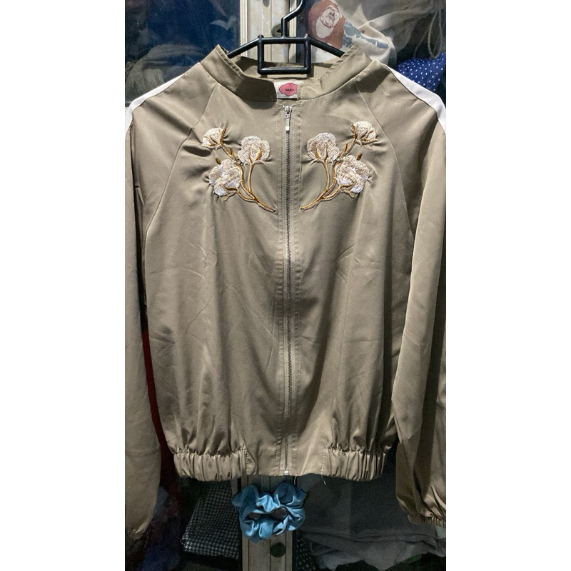 Preloved Jaket Wanita Motif Bunga Warna Sage