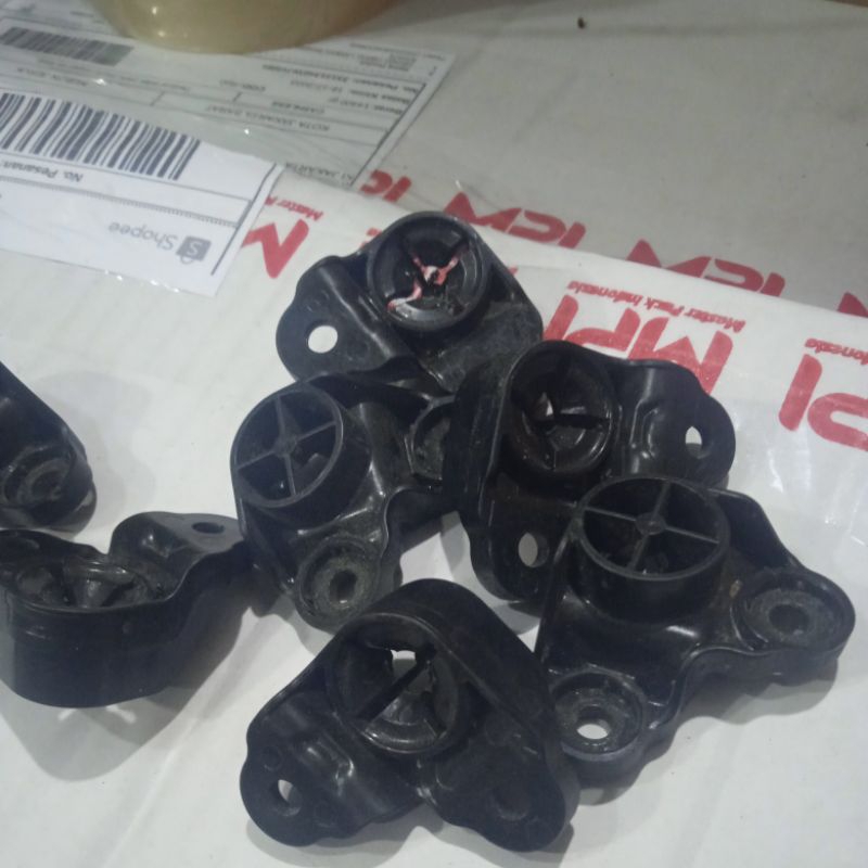 Pivot frame reflektor lampu mobil