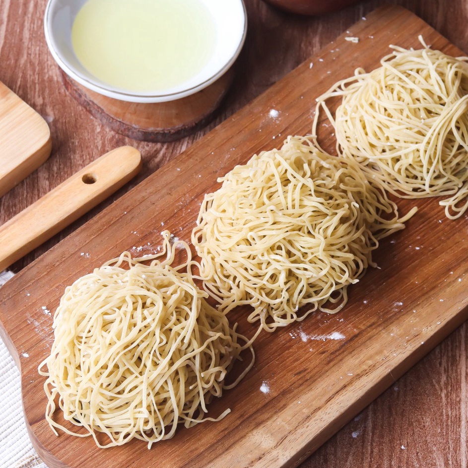 

QVMB3804 (V44859) Mie Mentah Halus Homemade (Bakmie Ayam) 1KG / 1000 Gram / 10 Porsi Mangkok