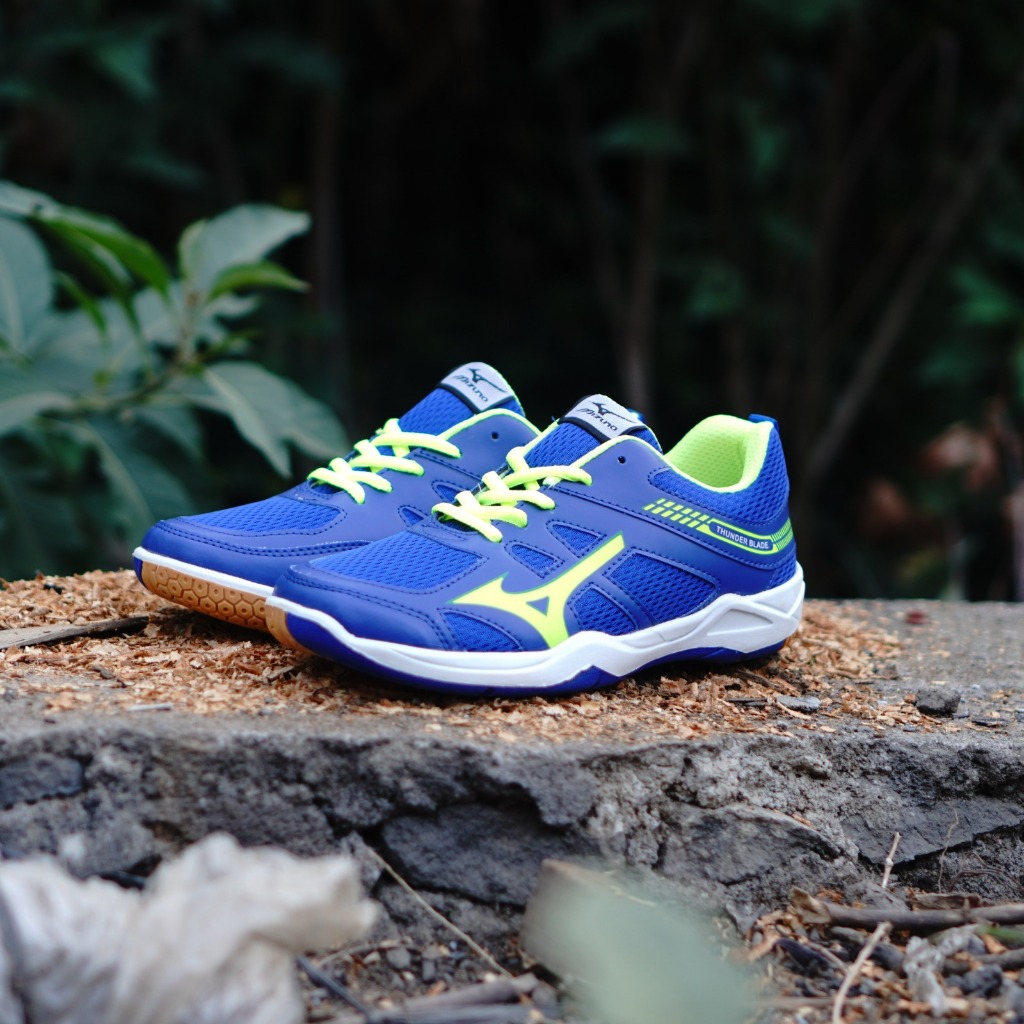 SEPATU IMPORT BADMINTON ANTI SLIP DAN BERDECIT // SEPATU VOLI // SEPATU MIZUNO THUNDERBLADE