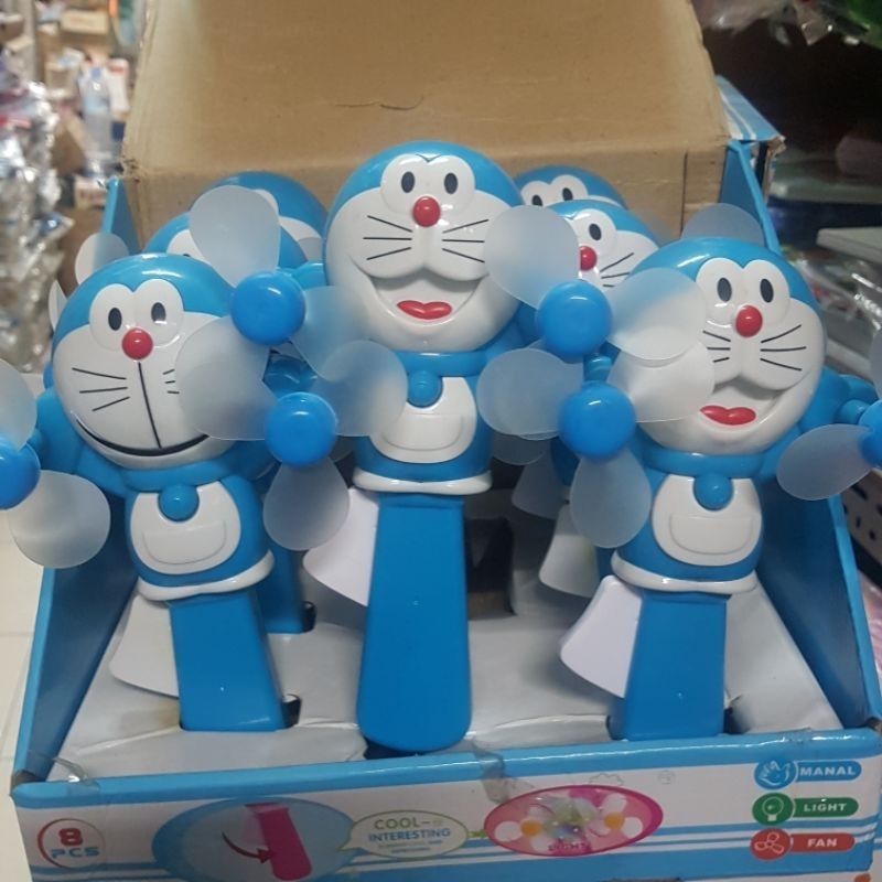 Kipas Tangan Mainan Putar Karakter / Kipas Angin Manual  Doraemon 881