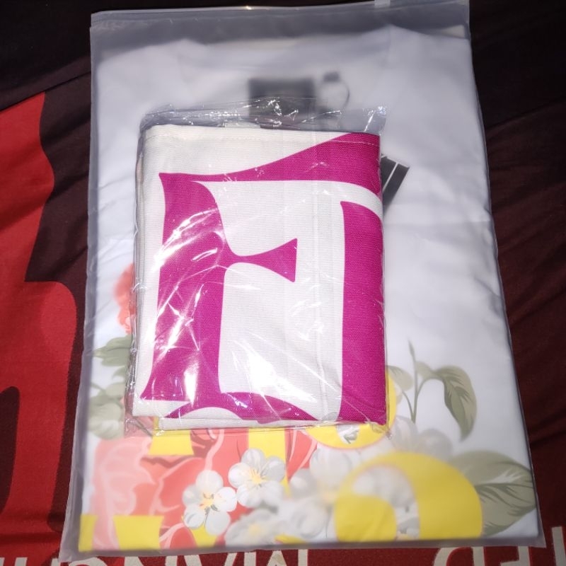 Tshirt dan Totebag Flowerful White Official JKT48