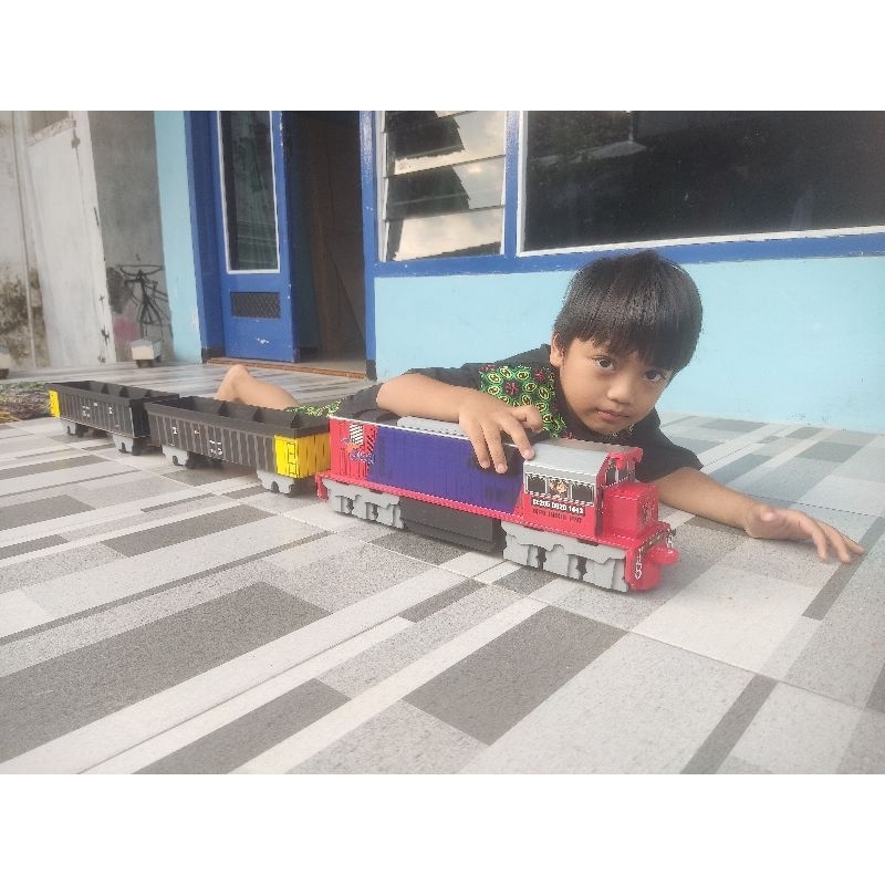 satu set lokomotif cc205 dan 2 gerbong batubara