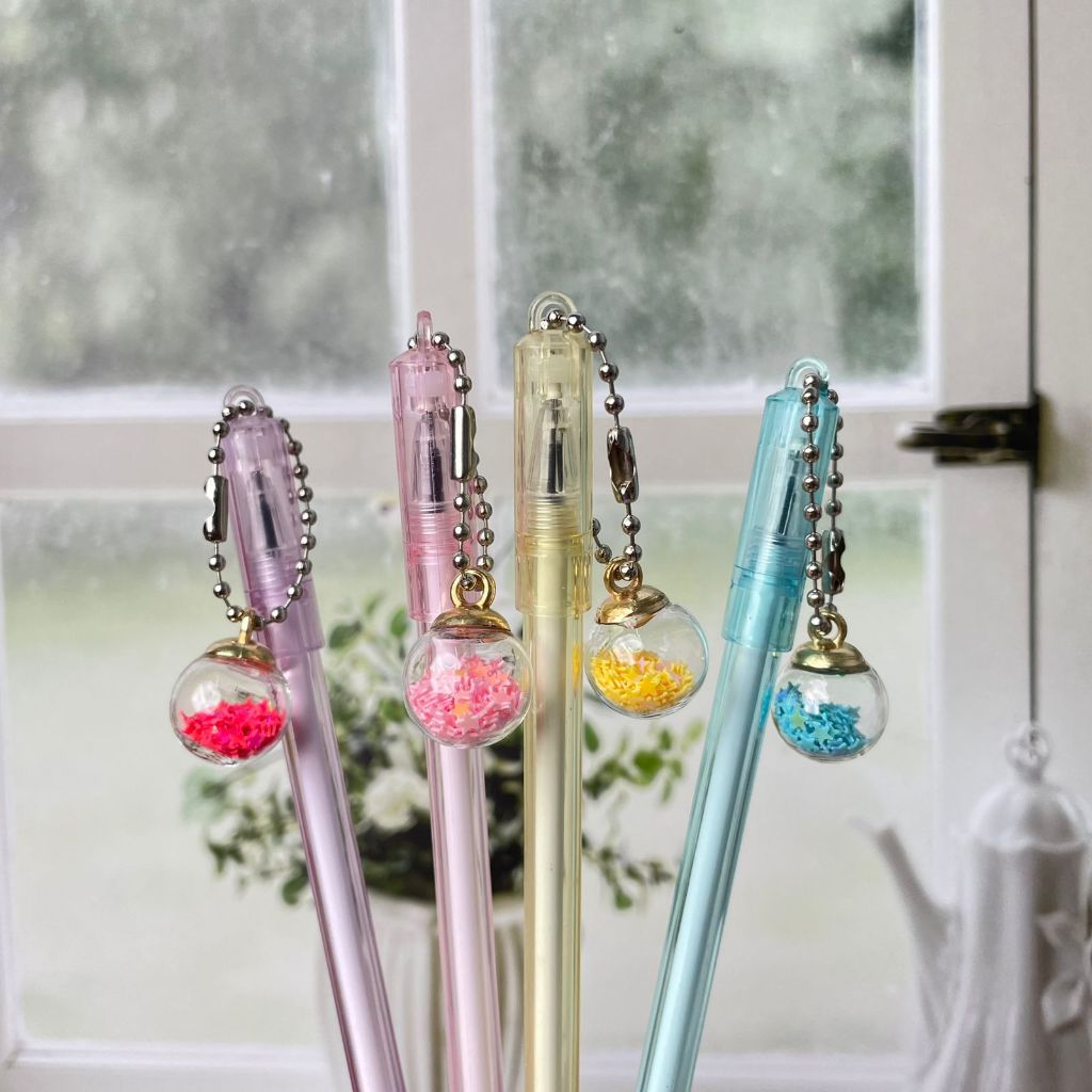 

Pulpen Gantungan Bola Manik Manik Bintang CUTE LUCU MURAH Tinta Hitam / Bolpen Gantungan Bola isi Manik Gliter IMUT UNIK Ready 4 Warna Alat Tulis Sekolah Anak Kekinian Stationary Fancy Best Quality Bisa Grosir dan COD