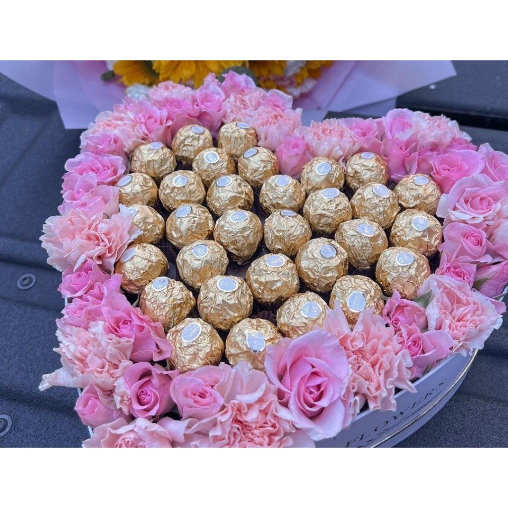 

Buket Coklat Dan Bunga Fresh Asli / Buket Coklat Vancyy Florist / Buket Bunga DanCoklat / Buket Valentine Day / Hampers Natal / Hampers Tahun Baru