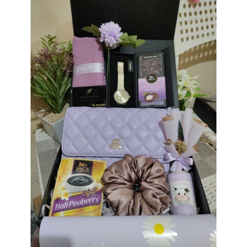 

Hampers Ungu Kado Tas Ungu Hadiah Ulang Tahun Istri Kekasih Wanita