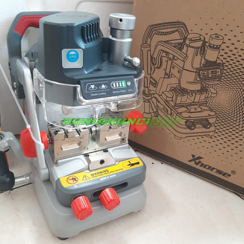 Mesin duplikat kunci Dolphin XP - 007 . Mesin duplikat kunci portable . Mesin duplikat kunci AC DC .