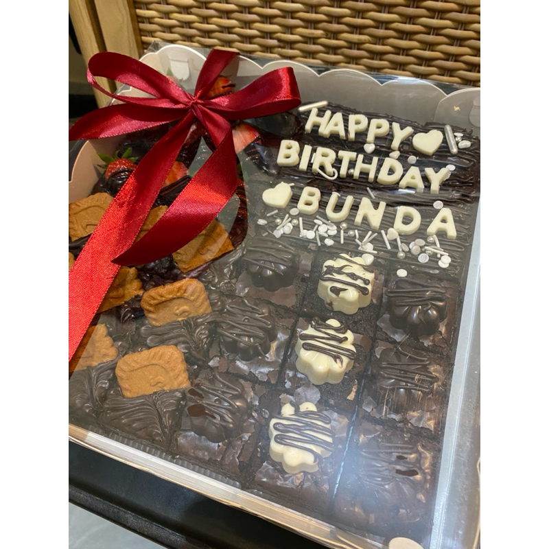 

HAMPERS BROWNIES DECORATED 24x24