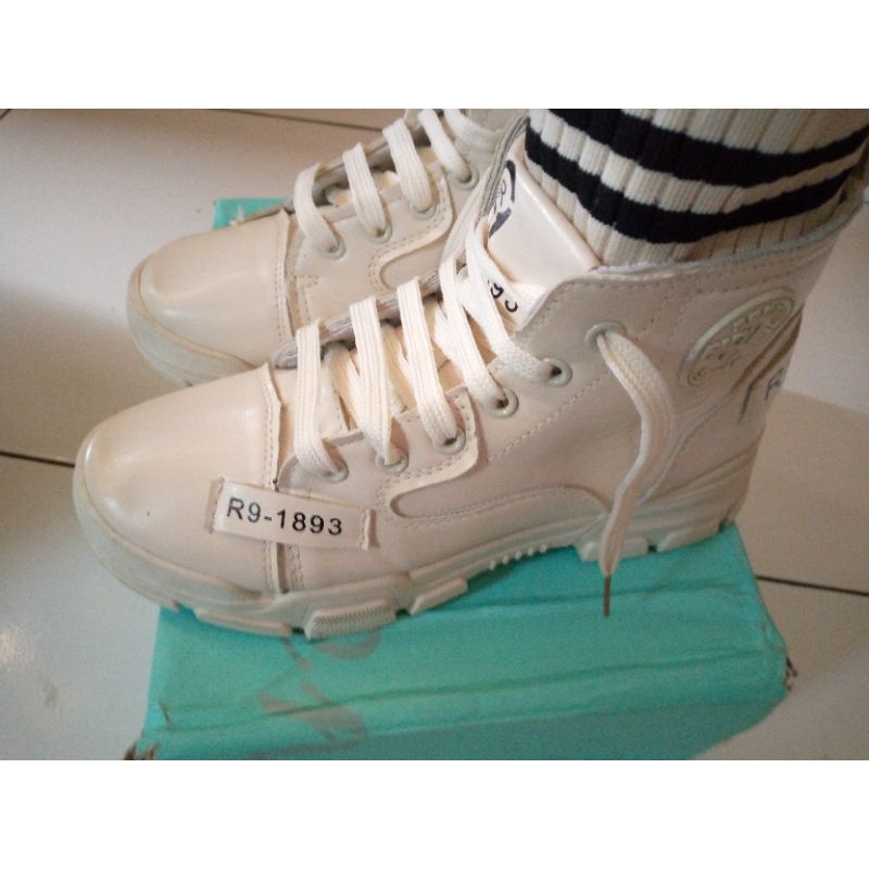 PRELOVED Sepatu boots