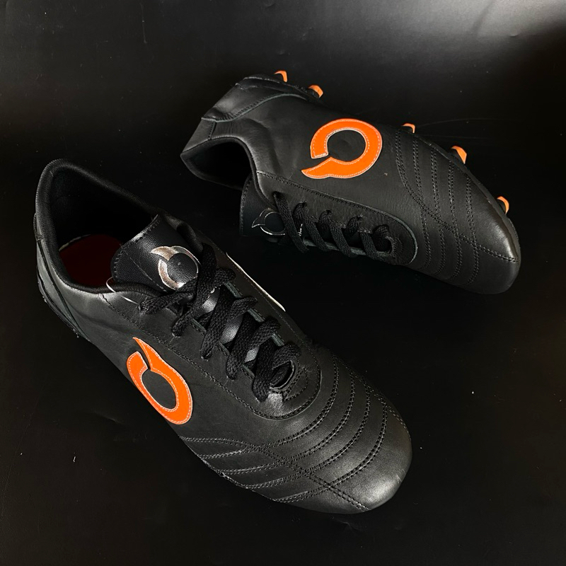 sepatu bola ortus kulit sapi asli sudah terjahit muter sangat kuat.