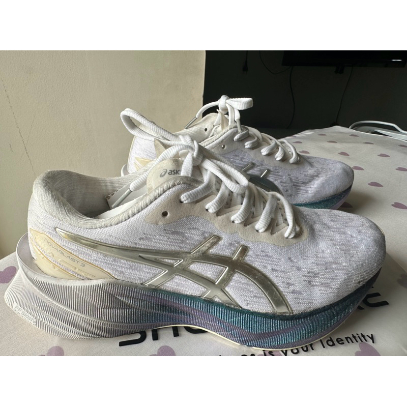 sepatu merk Asics tipe Novablast 3, No. 38, warna putih, kondisi second.