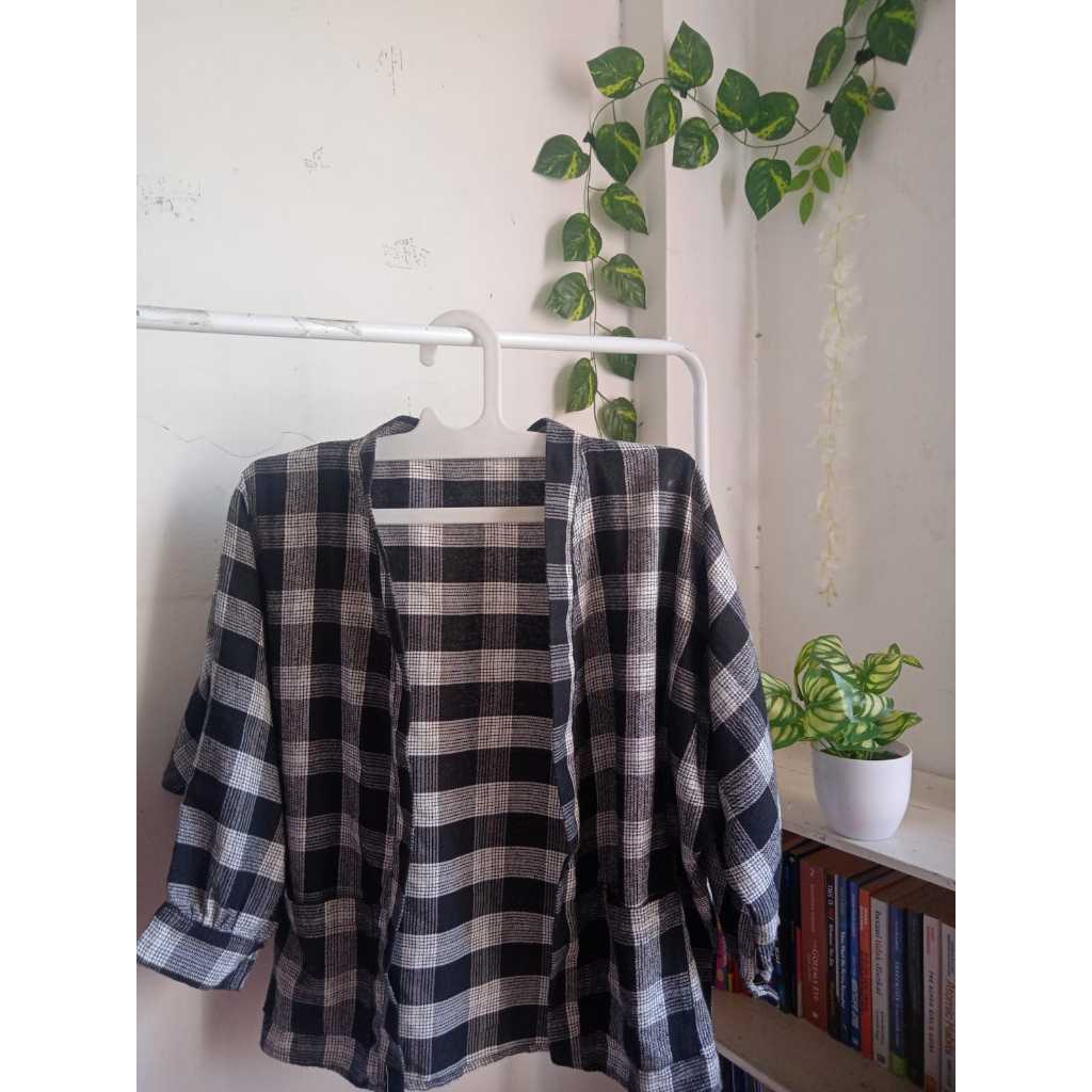 Kemeja flanel wanita koreamotif kotak kotak hitam putih TEBAL