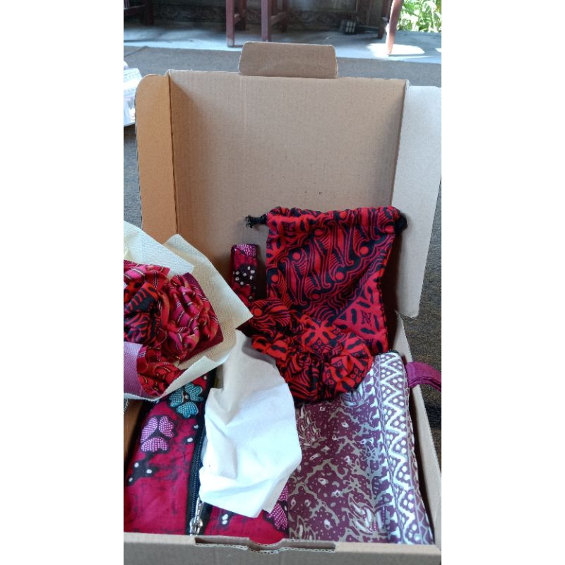 

Kotak Hadiah Istimewa dari kain Perca