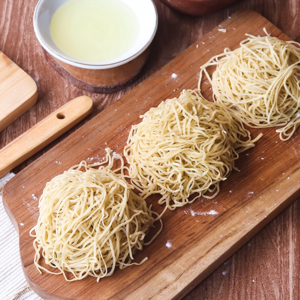 

SUPER DISKON Mie Mentah Halus Homemade Bakmie Ayam 1KG 1 Gram 1 Porsi Mangkok