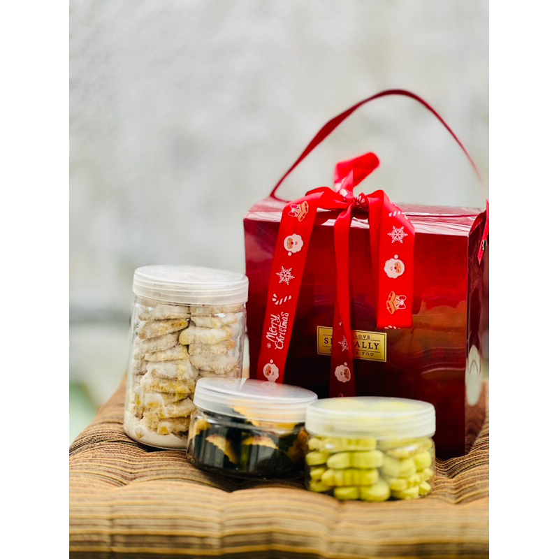 

Hampers KUE Natal/KUE TAHUN BARU/KUE LEBARAN/KUE IMLEK/KUE VALENTINE (SINCIA) PREMIUM WISJMAN BUTTER 3 toples 1.6kg Cookies