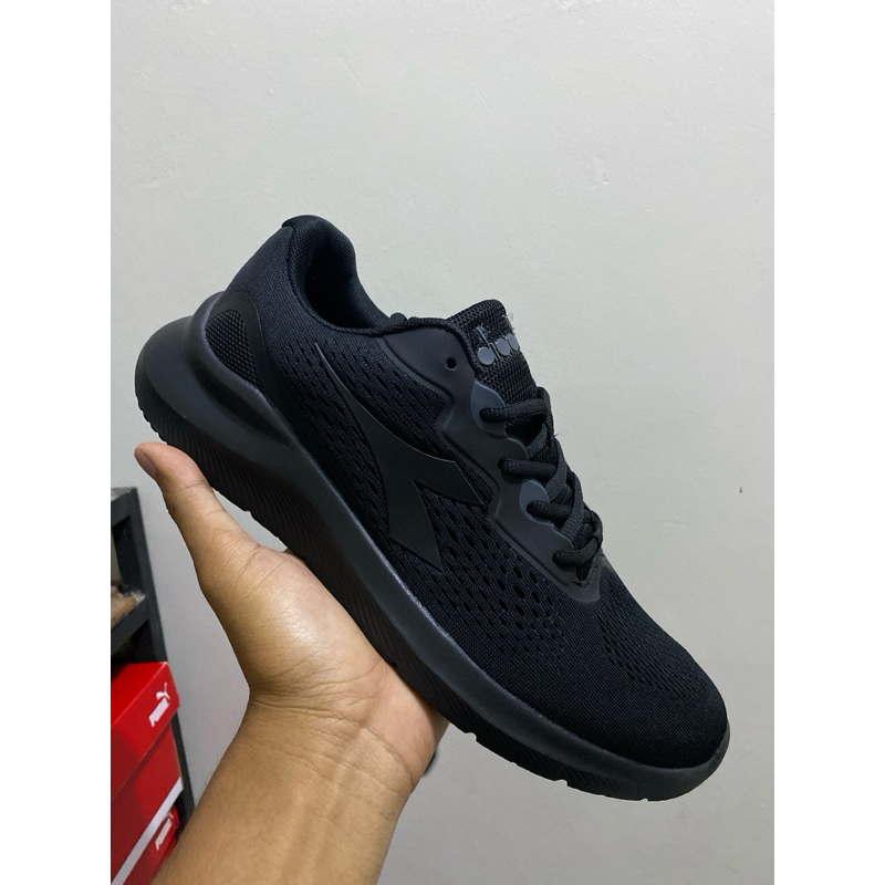 Sepatu diadora Hitam