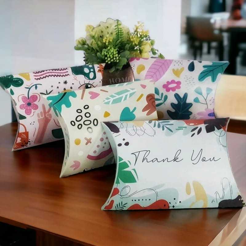 

PILLOW BOX MOTIF/PILLOW BOX HAMPERS/PILLOW BOX 14,4 X 13,5 X 4 CM/BAHAN IVORY 250 GSM