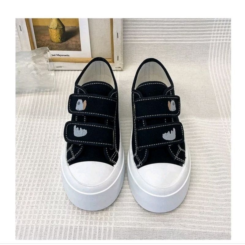 Sepatu Sneakers Velcro Hitam Wanita Korean Style
