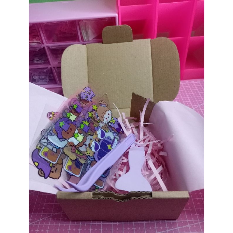 

hampers/gift box mini/stiker momo set/10 lembar+ 1 spatula+1 pinset stiker