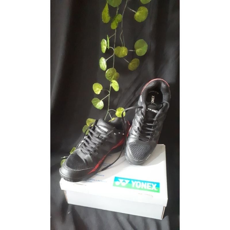 sepatu bulu tangkis yonex