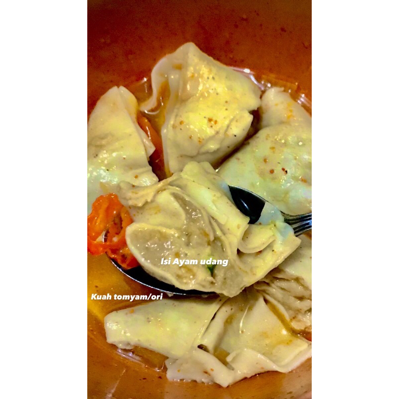 

wonton kuah tomyum/ wonton ayam/ wonton udang/ chilli oil/ minyak cabe