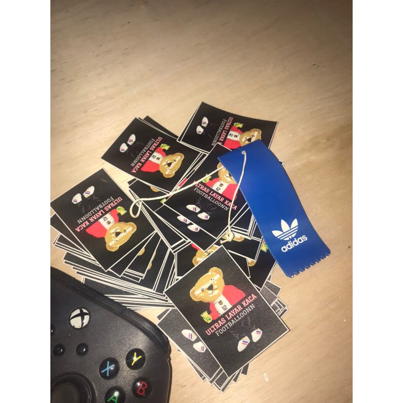 

Stiker Ultras Layar Kaca Footballoonn