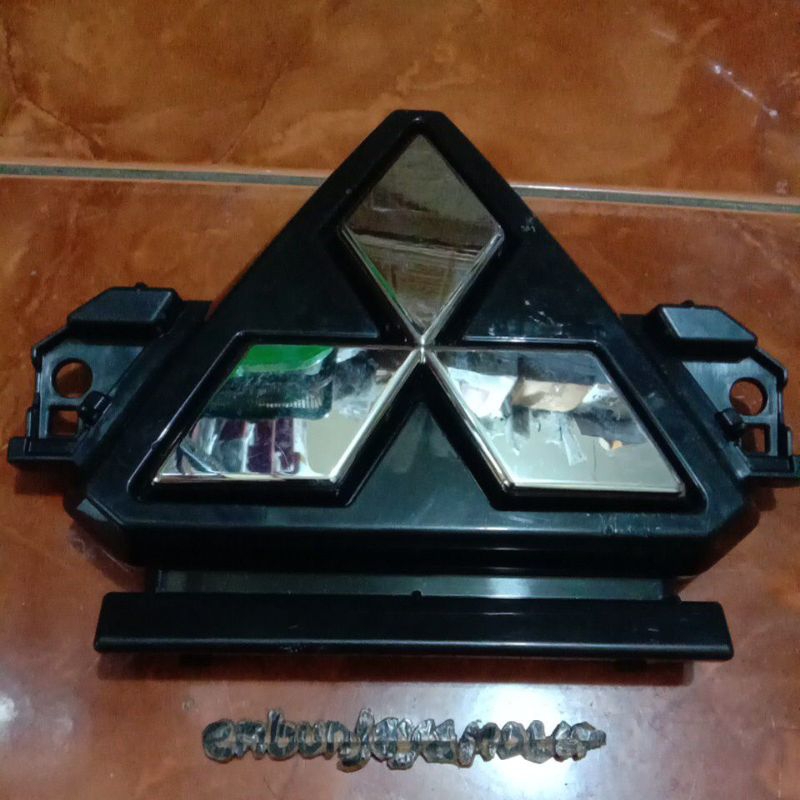 logo grill depan mitsubishi xpander ultimate