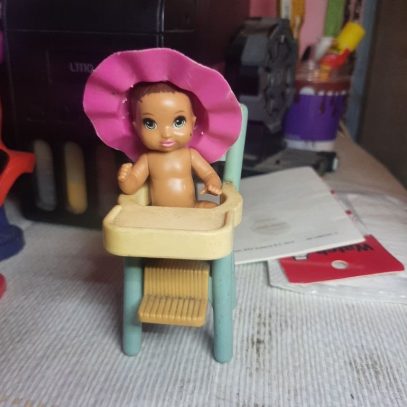 mainan / figure dikoleksi baby barbie mattel + kursi makan bayi barbie + aksesoris topi barbie