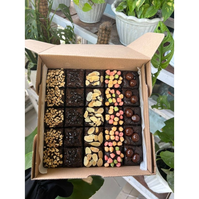 

FUDGY BROWNIES LARGE 20x20cm