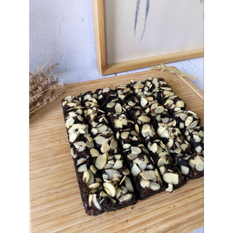 

Premium Brownies Panggang / Fudgy Brownie - ALMOND (20 x 20 cm)