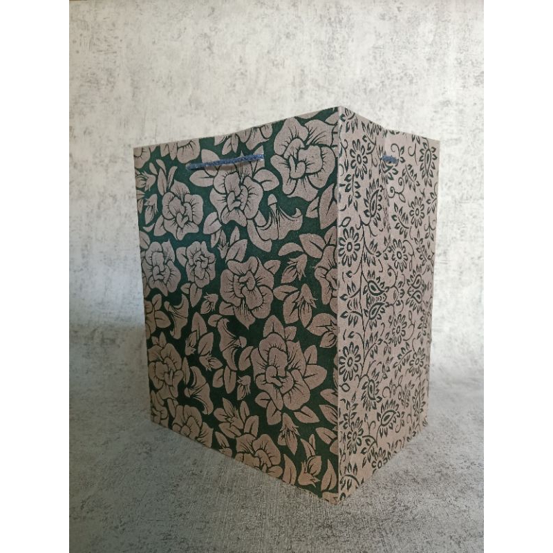 

Paper bag batik ukuran (18×22)