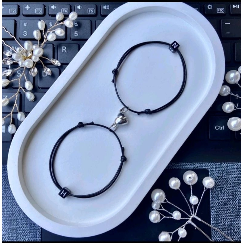 Harga 1 pcs Gelang Couple magnet love inisial huruf dadu/ Gelang Couple inisial huruf