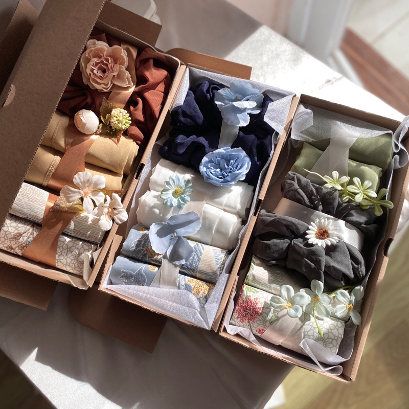 

HAMPERS Lebaran (idul fitri) sajadah dan kerudung by LISFLEUR