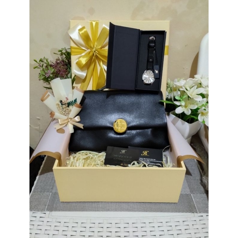 Hampers Tas Hitam Elegan Kado Ulang Tahun Istri Tercinta