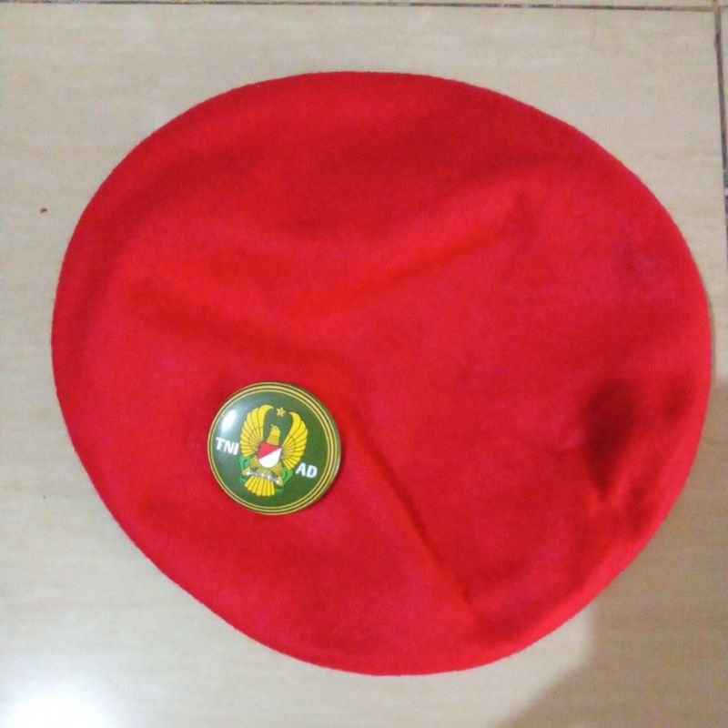 Topi Baret warna merah anak.