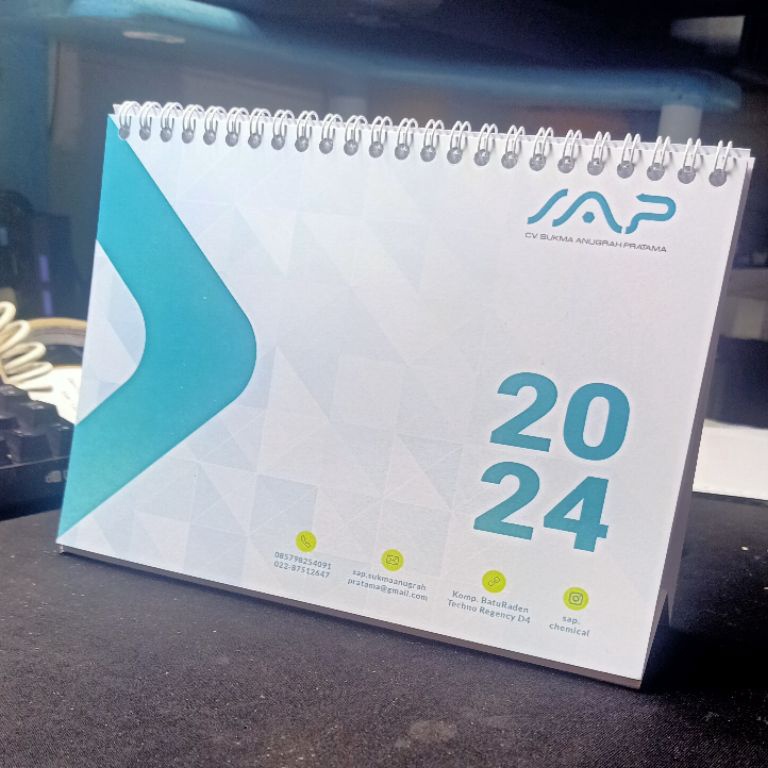 

ART O52U Kalender Duduk 224 Kalender Meja Glossy Tebal Custom Foto Desain